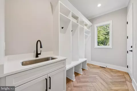 Entry Way - 10200 Falls Rd, Potomac, MD 20854 photo 6 of 13