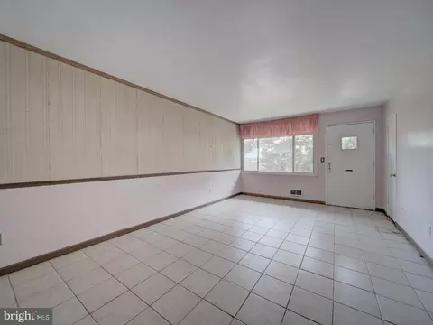 Living - 8632 11th Ave, Silver Spring, MD 20903 photo 2 of 4