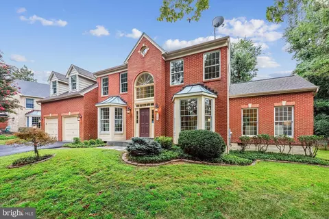 13 Climbing Rose Ct, Rockville, MD 20850