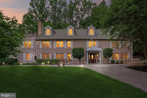 9201 Laurel Oak Dr, Bethesda, MD 20817