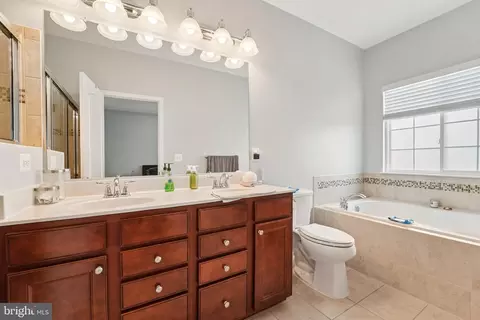 111 Tanglewood Manor Dr, Silver Spring, MD 20904 photo 4