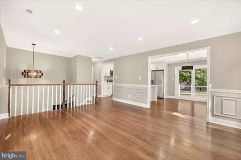 Living - 8819 Damascus Rd, Damascus, MD 20872 photo 2 of 6