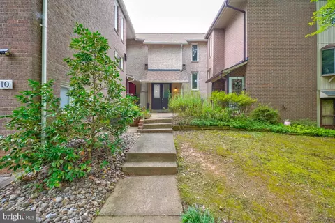 9 Guy Ct, Rockville, MD 20850