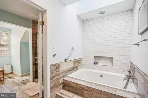 Bath - 1856 Middlebridge Dr, Silver Spring, MD 20906 photo 4 of 7