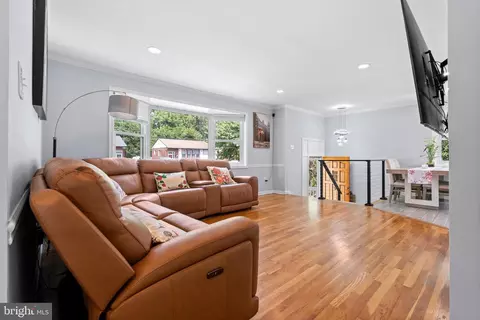Living - 3818 Wendy Ln, Silver Spring, MD 20906 photo 2 of 4