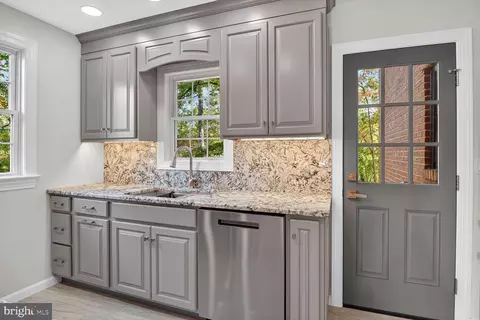 Kitchen - 302 Penwood Rd, Silver Spring, MD 20901 photo 4 of 4