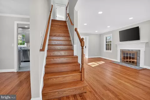 Entry Way - 302 Penwood Rd, Silver Spring, MD 20901 photo 2 of 4