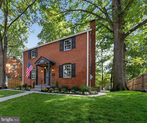 Exterior - 302 Penwood Rd, Silver Spring, MD 20901 photo 2 of 12