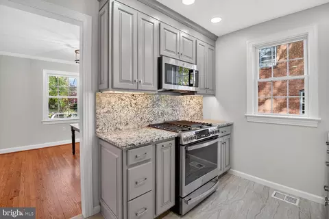 Kitchen - 302 Penwood Rd, Silver Spring, MD 20901 photo 2 of 4