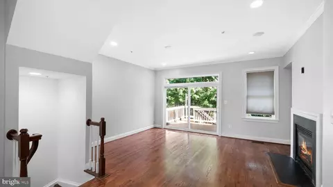 Living - 709 Glouster Knoll Dr, Silver Spring, MD 20901 photo 3 of 3
