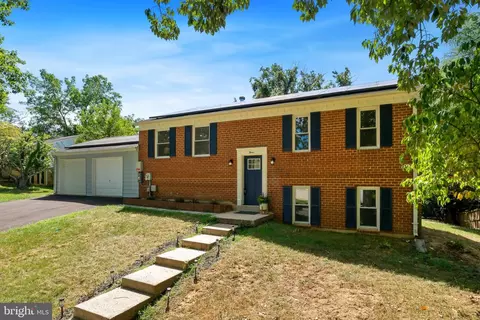 3 Woodsend Pl, Potomac, MD 20854