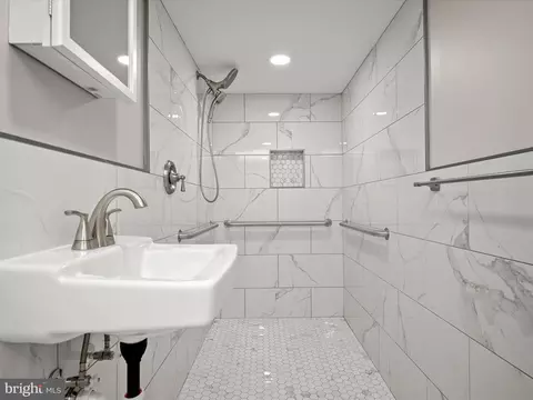 Bath - 3025 Red Lion Ln, Silver Spring, MD 20904 photo 3 of 4