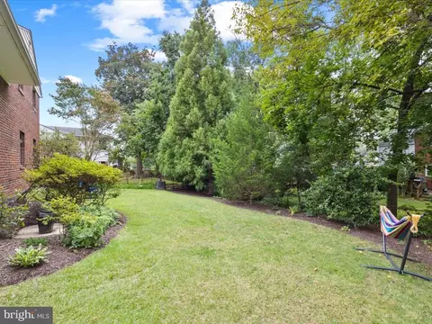Exterior - 2005 Cascade Rd, Silver Spring, MD 20902 photo 2 of 7