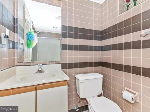 Bath - 14320 Fairdale Rd, Silver Spring, MD 20905 photo 6 of 7