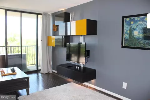 4 Monroe St #4-801, Rockville, MD 20850