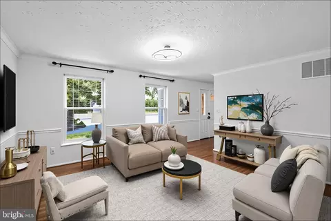 Living - 1316 Swingingdale Dr, Silver Spring, MD 20905 photo 2 of 8