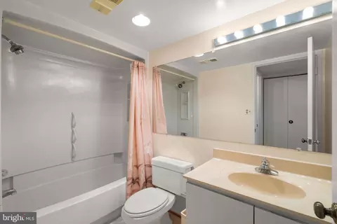Bath - 15100 Interlachen Dr #4-918, Silver Spring, MD 20906 photo 1 of 3