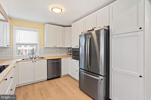 Kitchen - 10146 Sutherland Rd, Silver Spring, MD 20901 photo 2 of 4