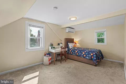 Bedroom - 10146 Sutherland Rd, Silver Spring, MD 20901 photo 5 of 8