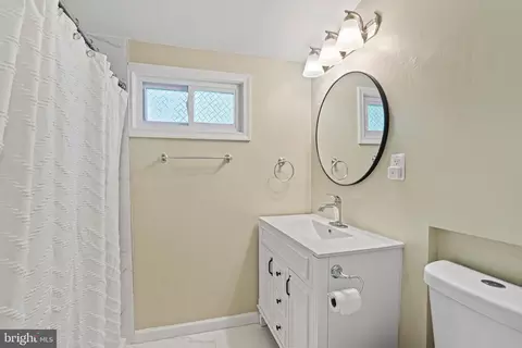Bath - 10146 Sutherland Rd, Silver Spring, MD 20901 photo 3 of 6