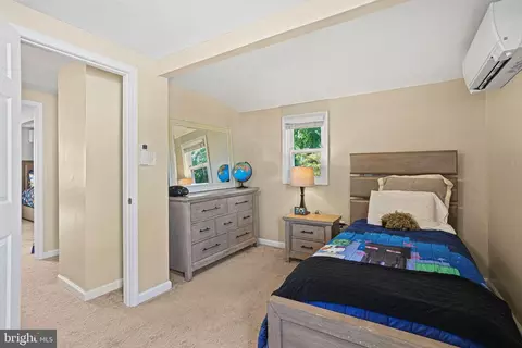 Bedroom - 10146 Sutherland Rd, Silver Spring, MD 20901 photo 4 of 8