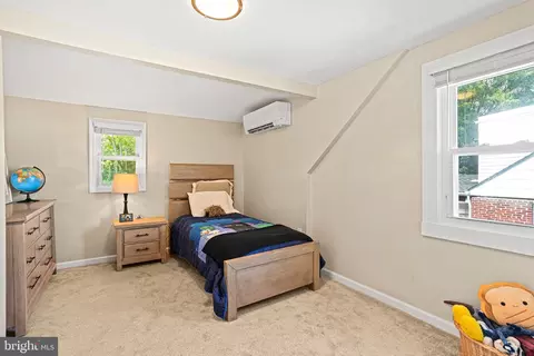 Bedroom - 10146 Sutherland Rd, Silver Spring, MD 20901 photo 2 of 8
