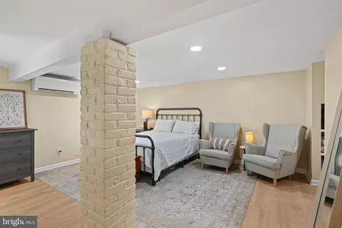 Bedroom - 10146 Sutherland Rd, Silver Spring, MD 20901 photo 6 of 8