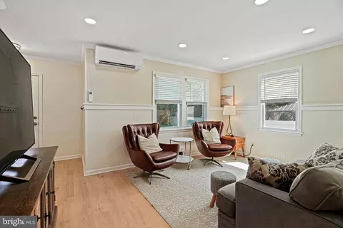 Living - 10146 Sutherland Rd, Silver Spring, MD 20901 photo 2 of 2