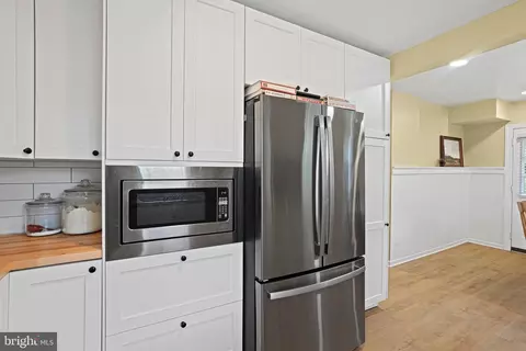Kitchen - 10146 Sutherland Rd, Silver Spring, MD 20901 photo 3 of 4