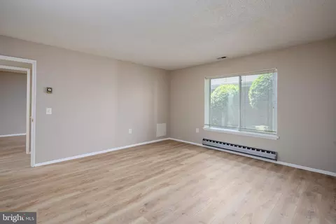 Living - 15301 Wallbrook Ct #48-1G, Silver Spring, MD 20906 photo 4 of 5