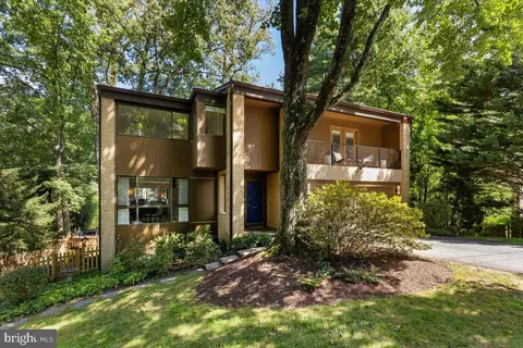 9411 Fernwood Rd, Bethesda, MD 20817