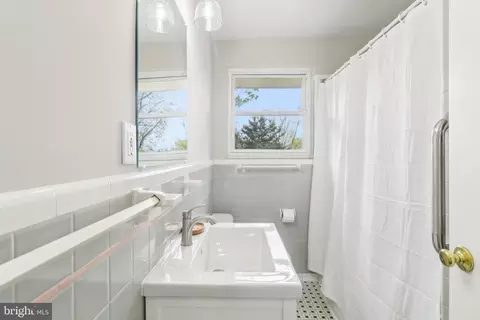 Bath - 405 Southwest Dr, Silver Spring, MD 20901 photo 3 of 4