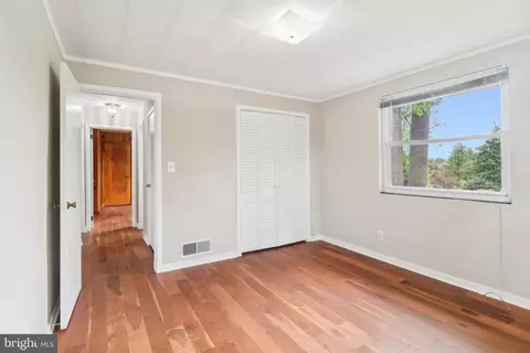 Entry Way - 405 Southwest Dr, Silver Spring, MD 20901 photo 4 of 9