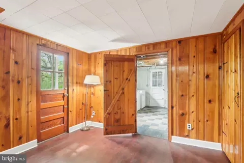 Entry Way - 405 Southwest Dr, Silver Spring, MD 20901 photo 7 of 9