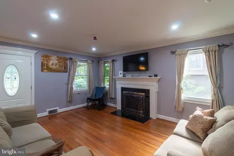 Living - 706 Forest Glen Rd, Silver Spring, MD 20901 photo 2 of 2