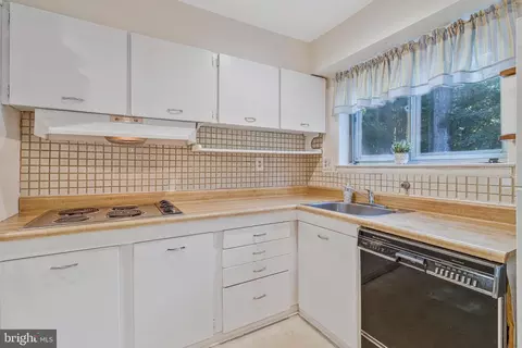 Kitchen - 702 Lamberton Dr, Silver Spring, MD 20902 photo 2 of 2