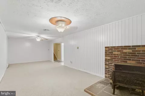 Living - 9845 Moyer Rd, Damascus, MD 20872 photo 4 of 4