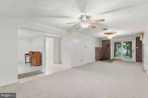 Living - 9845 Moyer Rd, Damascus, MD 20872 photo 3 of 4