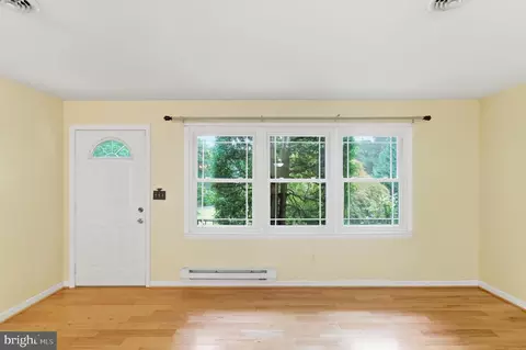 Living - 9845 Moyer Rd, Damascus, MD 20872 photo 2 of 4