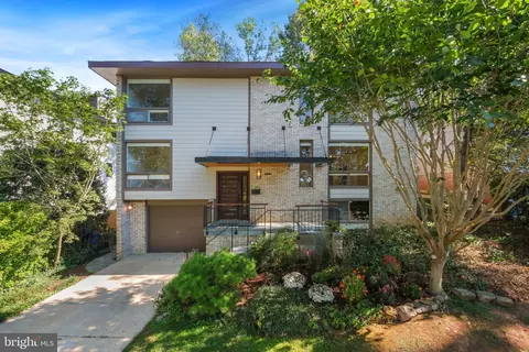 6809 Barr Rd, Bethesda, MD 20816