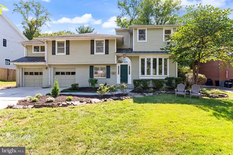 7702 Leesburg Dr, Bethesda, MD 20817