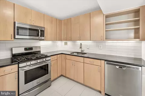 118 Monroe St #1208, Rockville, MD 20850