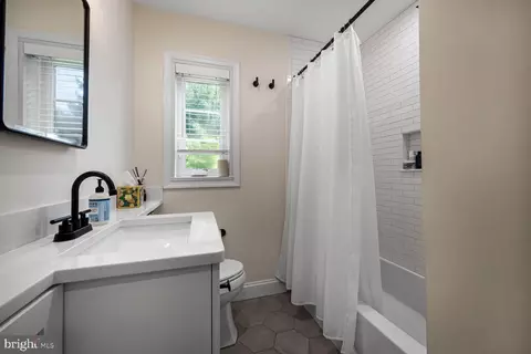 Bath - 2527 Holman Ave #2514, Silver Spring, MD 20910 photo 1 of 1