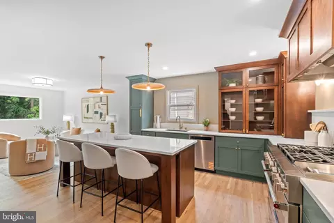 10612 Democracy Ln, Potomac, MD 20854