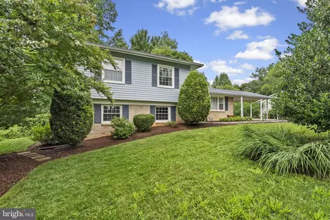 17732 Caddy Dr, Rockville, MD 20855