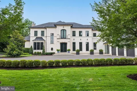 8913 Holly Leaf Ln, Bethesda, MD 20817