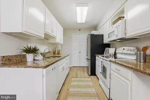 Kitchen - 14801 Pennfield Cir #203, Silver Spring, MD 20906 photo 3 of 4