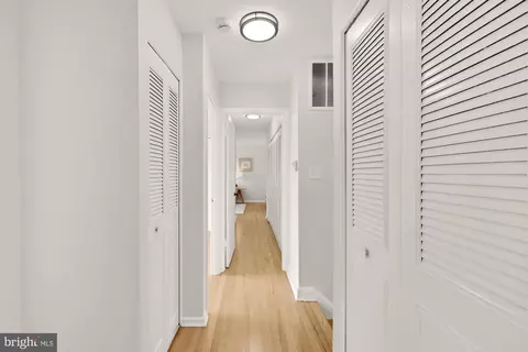 Entry Way - 525 E Indian Spring Dr, Silver Spring, MD 20901 photo 4 of 6