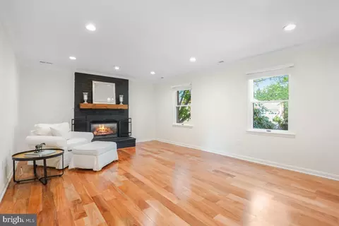 Living - 9 Fairdale Ct, Silver Spring, MD 20905 photo 1 of 4