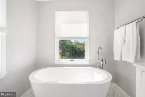 Bath - 9 Fairdale Ct, Silver Spring, MD 20905 photo 3 of 4